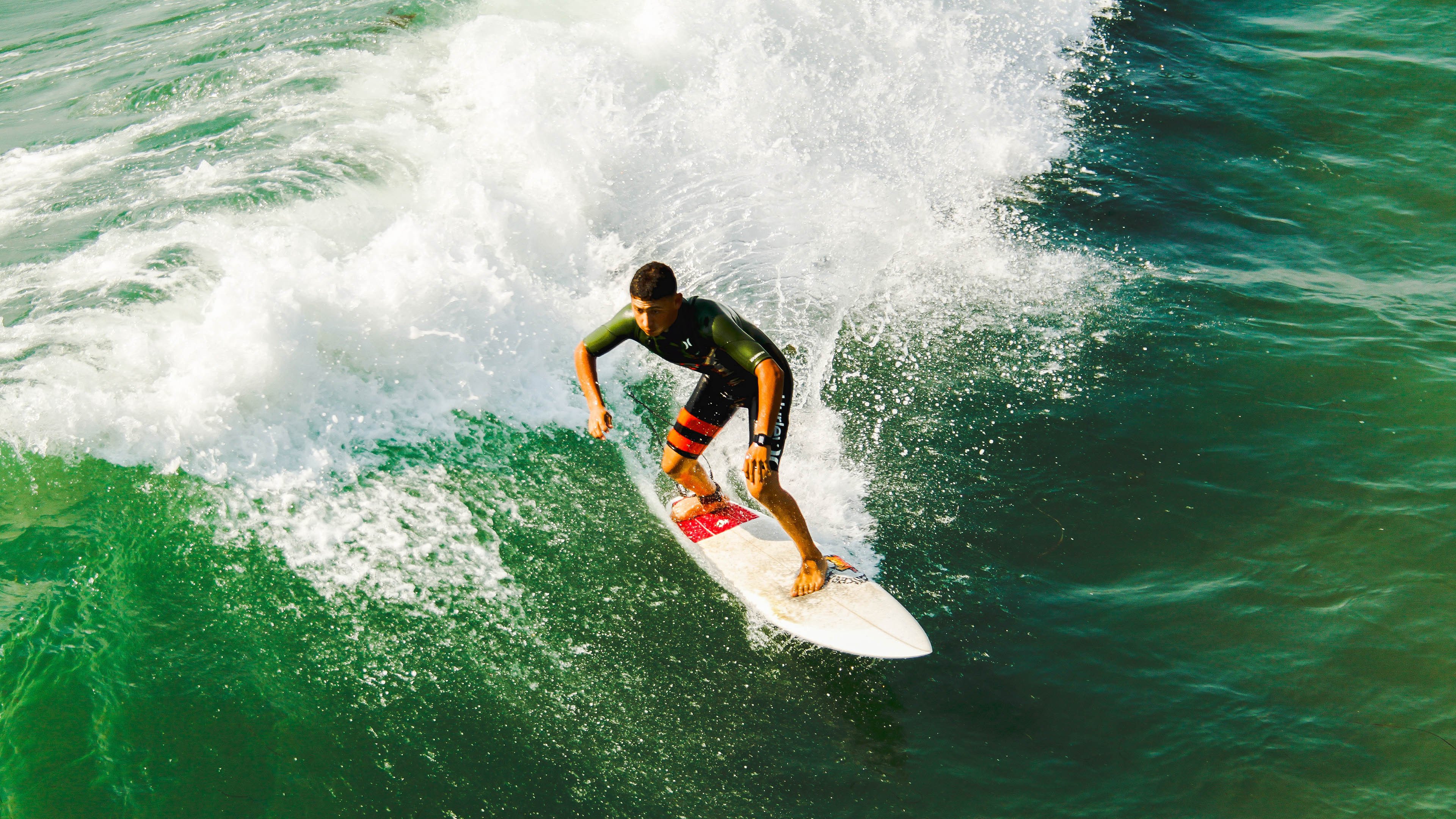 体育场馆夜间开放项目吸引市民夜跑与健身参与,体育馆夜跑图片